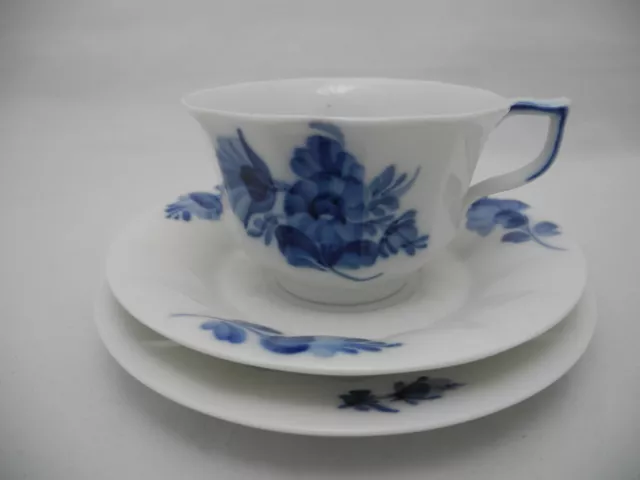 Royal Copenhagen Teegedeck Blaue Blume geschweift Tasse Untertasse Gebäckteller