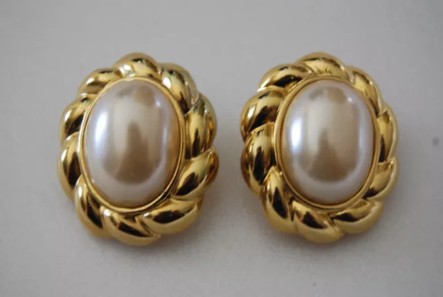 Elegant Vtg 80'S Runway Couture Oval Faux Pearl Cabochon Golden Clip-On Earring