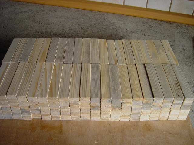 400 Holzbausteine aus blau verfäbten Kiefernholz !Sonderposten!
