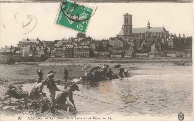 Cpa Nievre 58 Les Bords De La Loire Et La Ville