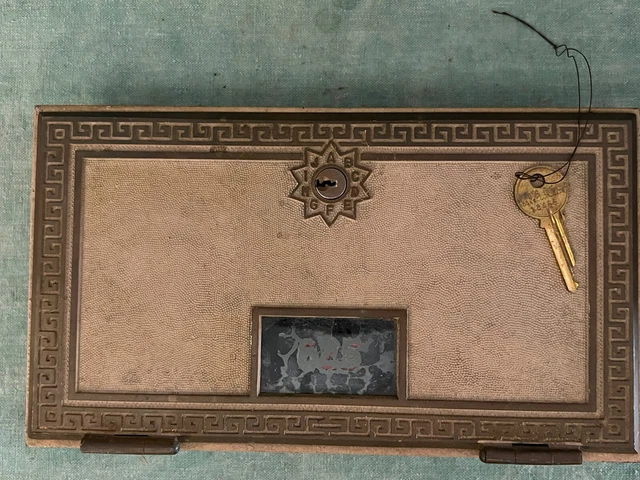 Puerta de buzón de correo Corbin 1968 11" vintage con cerradura y llave grande