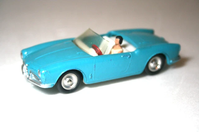 Petite Voiture Solido Alfa Romeo Giulietta Spider 1/43 avec un personnage
