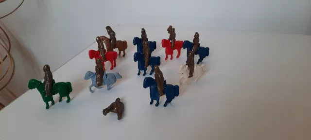 figurines KINDER  vintage lot de 10 chevaux en plastique et 11 cavaliers metal