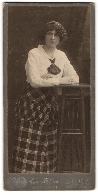 Fotografie Max Steffens, Berlin, Portrait hübsche junge Frau im karierten Rock