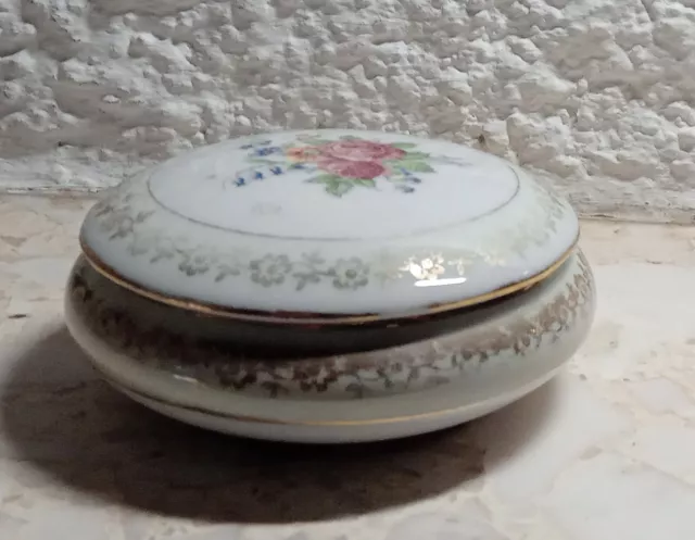 bonbonnière en porcelaine ARTISTIQUE  de Limoges signée FM