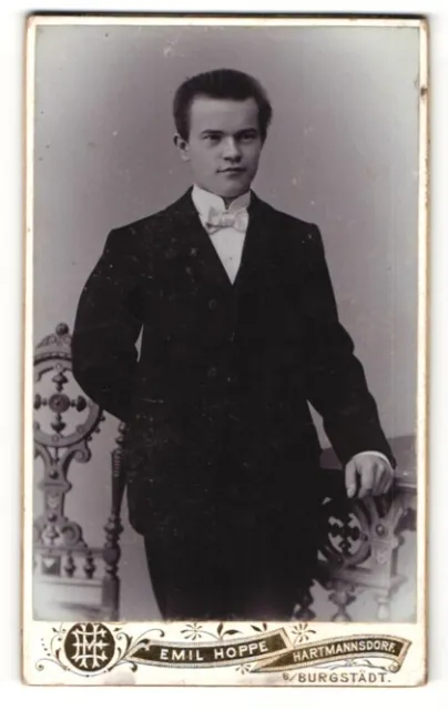 Fotografie Emil Hoppe, Hartmannsdorf, Portrait junger Herr im Anzug mit Fliege