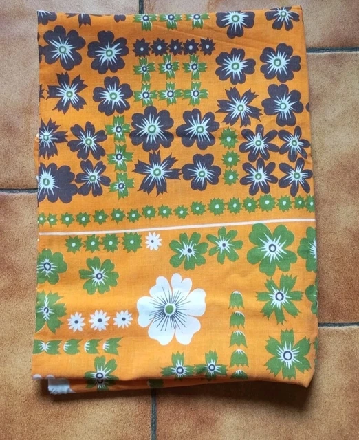 Nappe en tissu vintage orange à fleurs des seventies 145 cm x 142 cm – La Roue du Passé Nappe en tissu vintage orange à fleurs des seventies 145 cm x 142 cm – La Roue du Passé