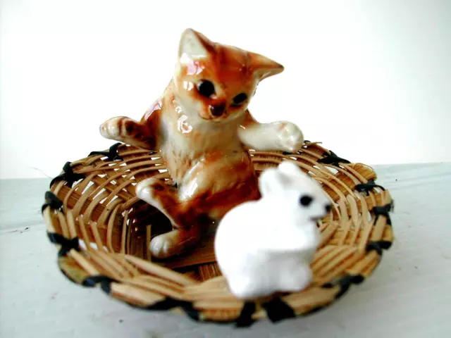 Miniature statuette en porcelaine - LE CHAT ET LA SOURIS DANS LE PANIER N° 3 CAT
