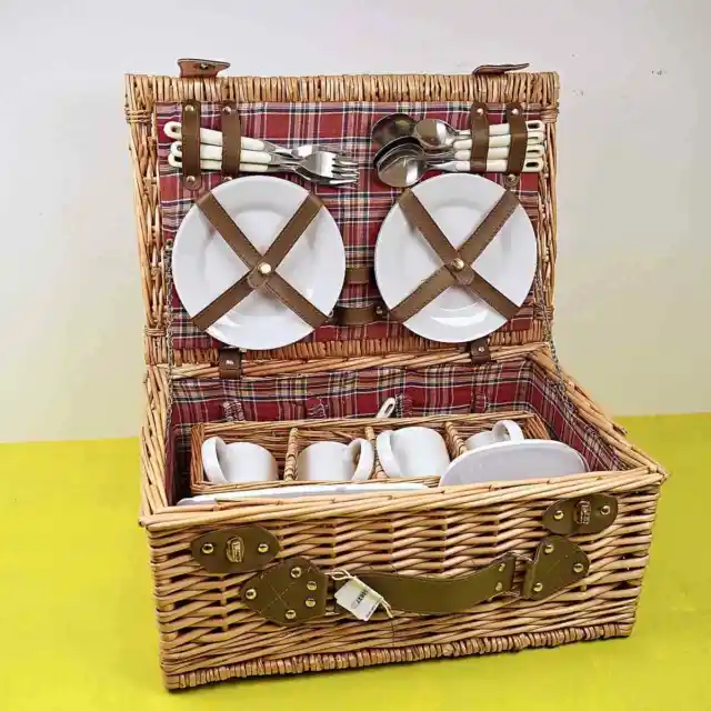 cestino da picnic in vimini con piatti tazze posate e contenitori