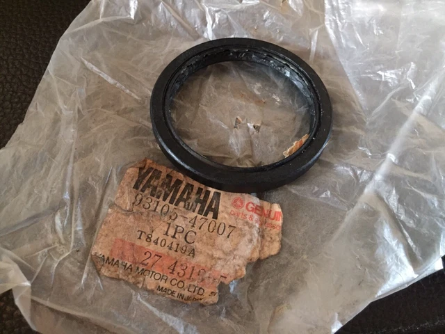 Yamaha AT1 CT1 DT100 DT125 DT175 HT1 LB80 U7E RS100 Oil Seal 93105-47007 NOS 1Pc