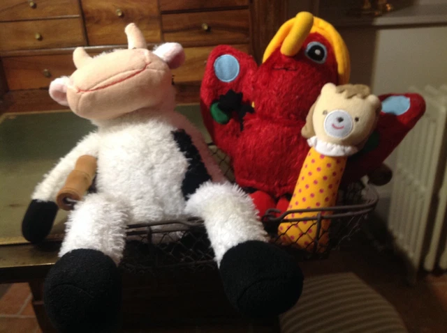 Lot de 3 peluches (la vache, l'abeille, le hochet tissu)