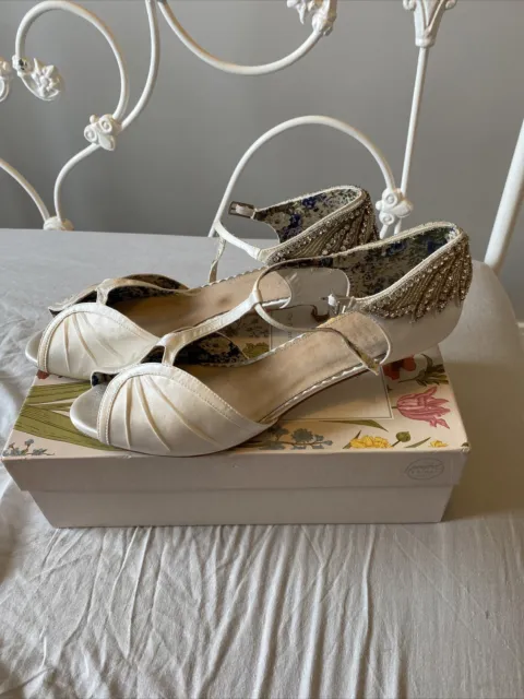 Scarpe da sposa Rosetta avorio raso punta aperta di The Perfect Bridal Company - 42