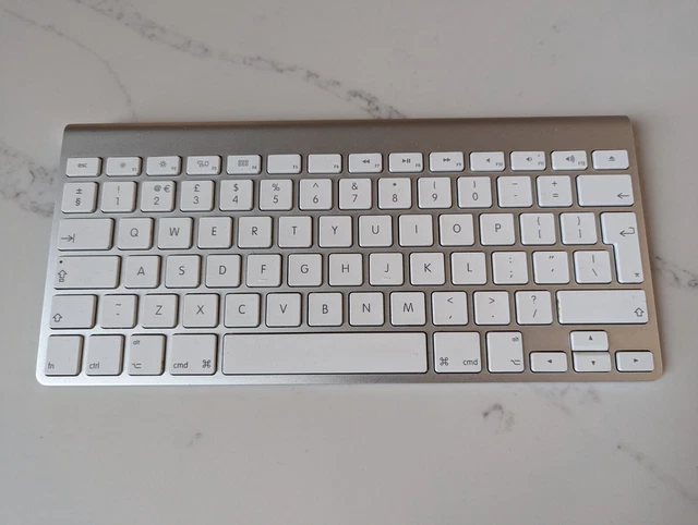 Apple A1314 (MC184LL/A) Wireless Keyboard - Silver