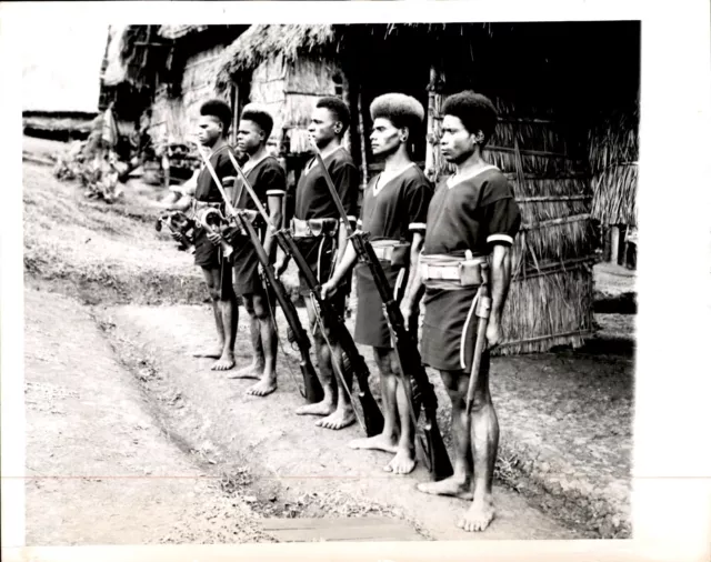 LG33 1944 Original Photo PAPUA NEW GUINEA MILITARY POLICE Guarding Entrance