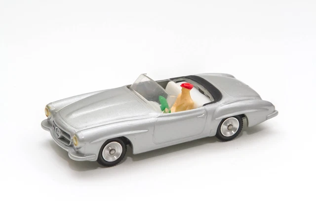Auto World 1:18 - 1 - Voiture De Sport Miniature - Aston Martin DB5  007: No Time To Die Modele Moule Sous Pression Avec 5 Ouvertures