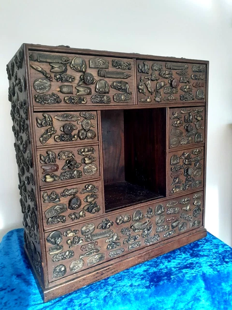 Japon Epoque MEIJI petit Cabinet en bois  orné de menuki et plaque de kagamibuta