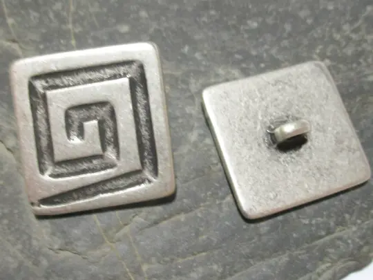Metallknopf versilbert viereckig Wirbel 34 mm Nähen Stricken Häkeln Mantelknopf