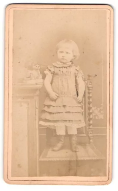 Fotografie unbekannter Fotograf und Ort, Portrait kleines Mädchen in Kleid