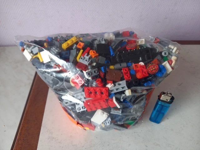 nombreuses petites pièces lot de lego en vrac de 1014 grammes.