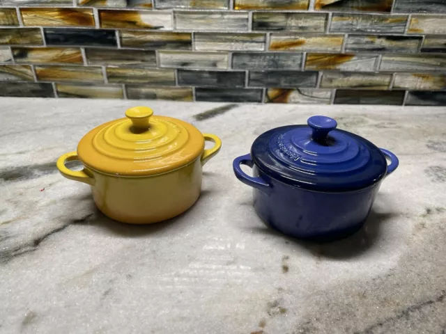 Dos LE CREUSET Mini Petite Cazuela Redonda Cocotte Plato con Tapa Amarillo Azul