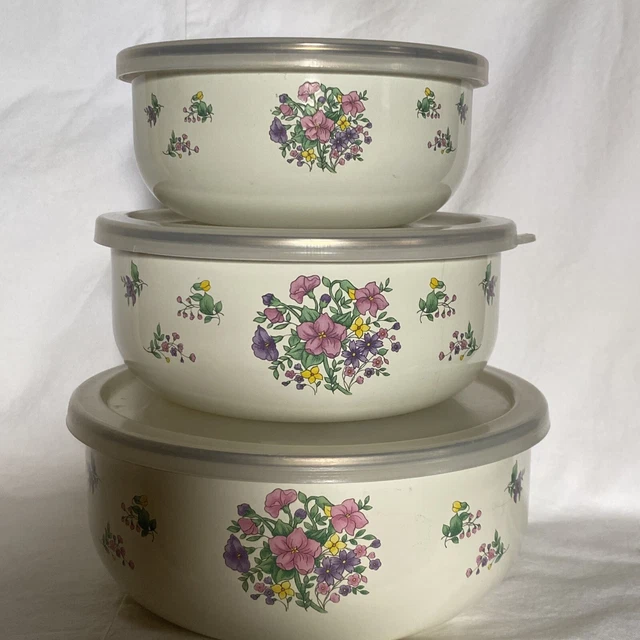 VINTAGE ENAMEL NESTING bowls with Lids. Set Of Three Metal Bowls