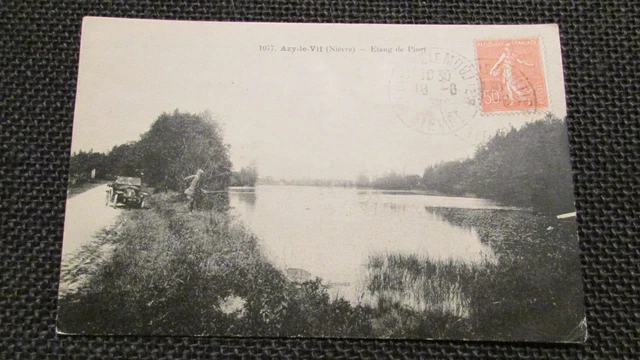 CPA 58. Azy-le-Vif. Etang de Pinet. Nièvre. TBE. Pêcheur, automobile ancienne.