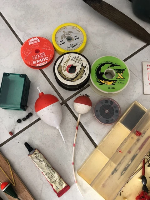 Panier De Pêche Occasion Avec Matériel Ancien (moulinets, Cuillers, Plombs...)