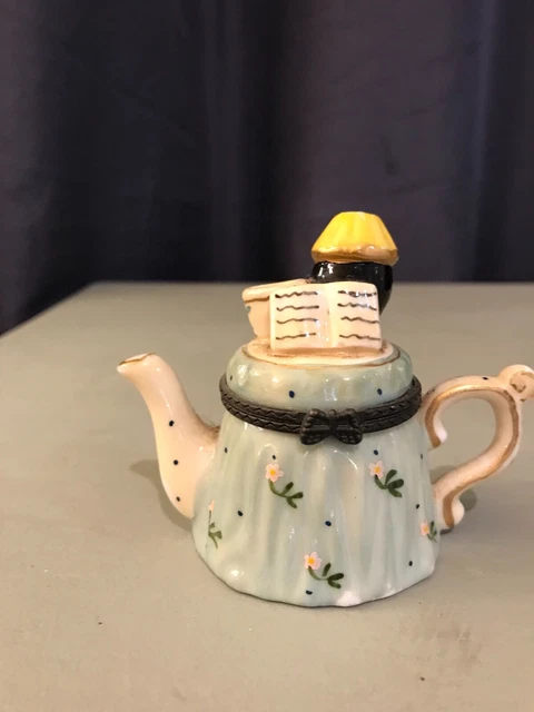 Boite à pilule en porcelaine en forme de théière pilulier années 50