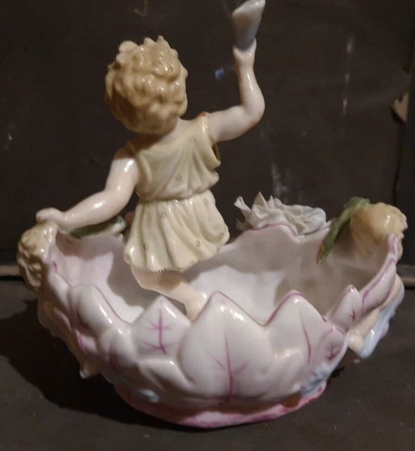 Un groupe en biscuit de porcelaine polychrome 3