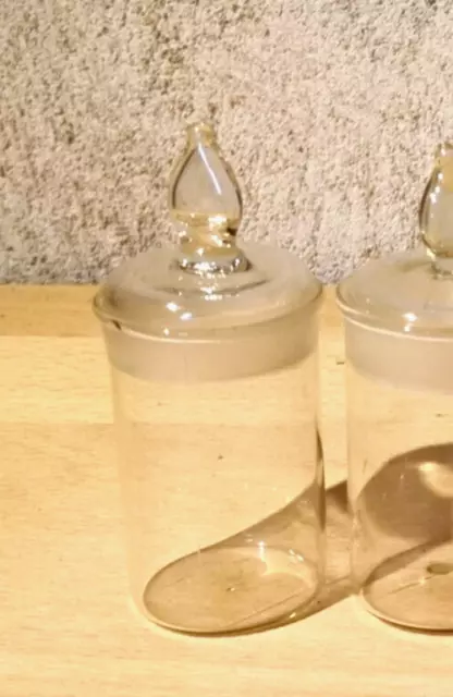 ein Laborglas  mit Deckel / Apothekerglas / Petrischale / Gewürzglas