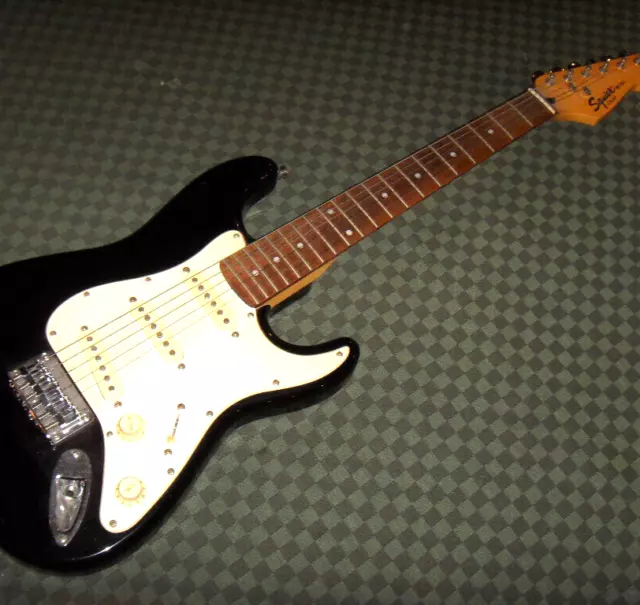 Vintage mini 3/4 Guitare Squier stratocaster noire (licence by Fender) enfant