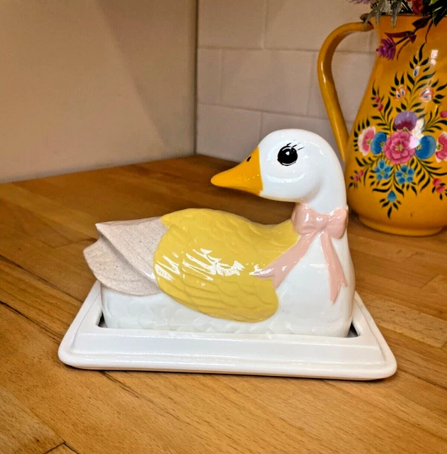 Arco y plato rosa cubierto de mantequilla de pato/ganso cisne