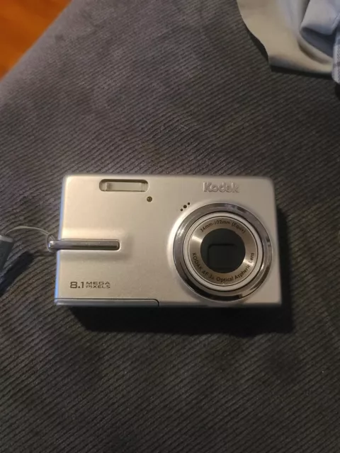 Kodak EasyShare M893 IS 8.1MP Digital Camera - Camera, Battery, Charger