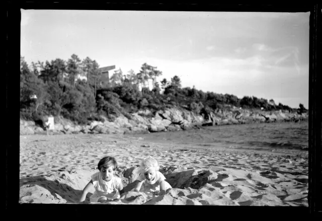 Enfants sur la plage sable bord de mer - Ancien négatif photo an. 1950