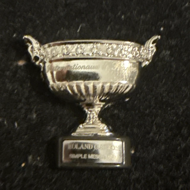 PINS ROLAND GARROS, Lacoste Polo Rouge. Arthus Bertrand Paris EUR 10,90