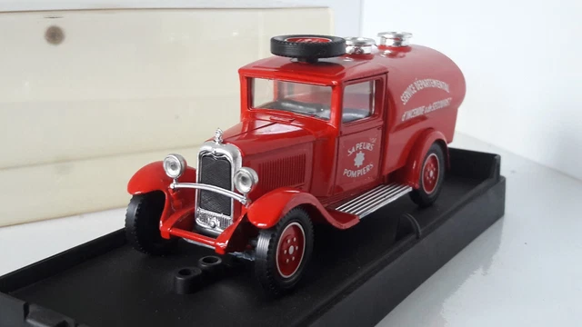 SOLIDO 1/17 SUPERBE RENAULT 4CV POMPIERS EN BON ETAT DANS SA