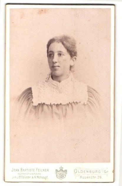 Fotografie Jean Baptiste Feilner, Oldenburg i/Gr, Portrait junge Frau mit zusam