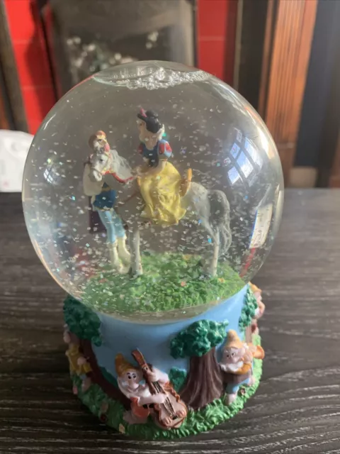 Vintage Disney Snow White And 7 Dwarfs Musical Snow Globe.