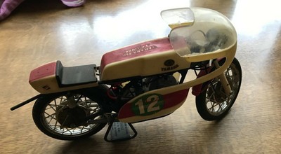 Modello MOTO VINTAGE ANNI 70 YAMAHA 2 CILINDRO 250 CC di PROTAR 12 x 22 cm 