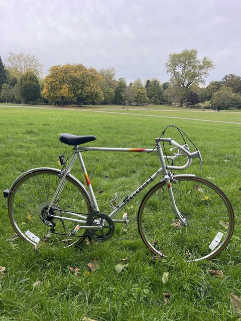 Vélo Peugeot Route Mixte 1980 – Cadre Acier Orange, 10 Vitesses, Roues 28 Pouces, Vintage