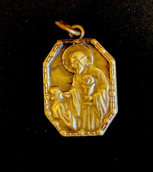 VINTAGE CATHOLIC REMEMBRANCE Of My First Holy Communion Gold Tone Medal VINTAGE CATHOLIC REMEMBRANCE Of My First Holy Communion Gold Tone Medal