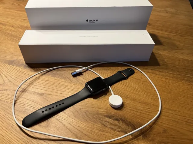 Apple Watch Series 3 42mm Edelstahlgehäuse in Space Schwarz mit Sportarmband in