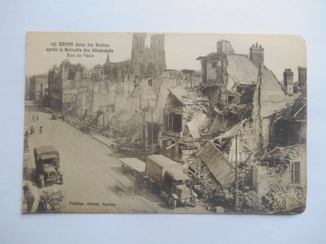 CPA "Reims dans les ruines après la retraite des allemands - Rue de Vesle"