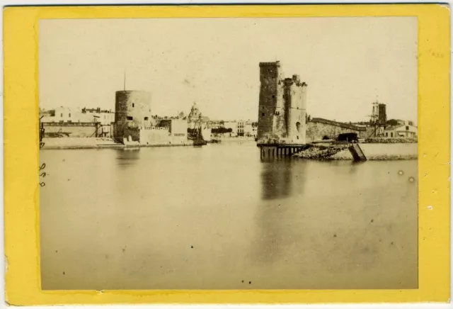 CDV circa 1880. Les tours du Vieux-Port de La Rochelle (Charente-Maritime).