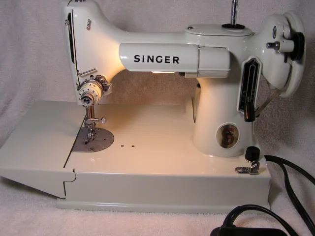 Vtg Singer Featherweight 221-K White Sewing Machine  - Collector Grade     MINTY