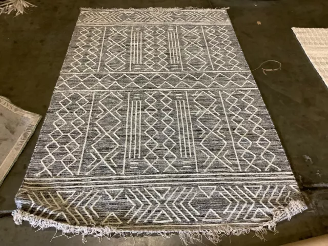 BLACK / IVORY 5' X 8' Flaw in Rug, Reduced Price 1172664595 KLM521A-5