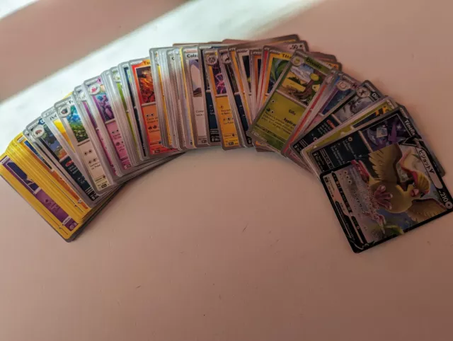 Lot de 100 cartes Pokemon sans double dont 10 Brillantes