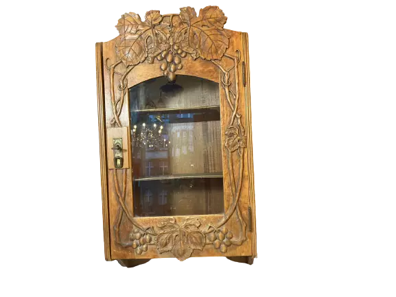 Hängeschrank mit Schnitzereien Jugendstil Weinschrank geschnitzt um 1900