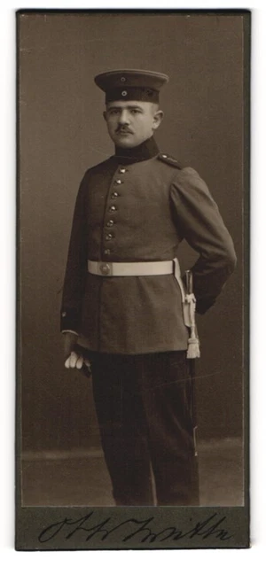 Fotografie Otto Witte, Berlin-W, Portrait Soldat in Uniform mit Handschuhen