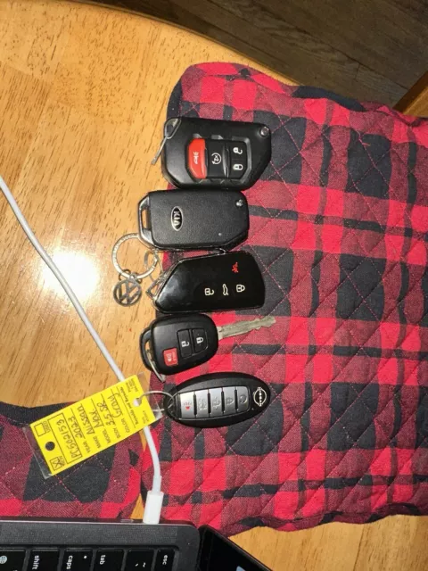 Lot of 5 Used Car Remote Keyless Entry Key Fobs Jeep, Kia VW, toyota and nissan